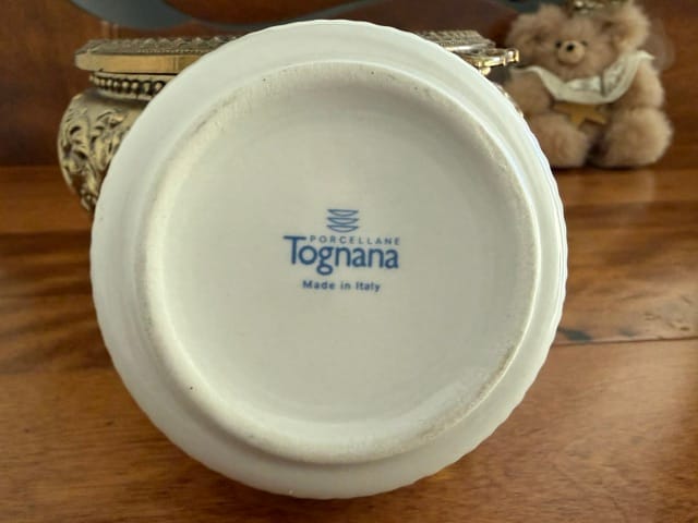 The stamp on the underside of the ashtray reads “TOGNANA PORCELLANE — Made in Italy”.
